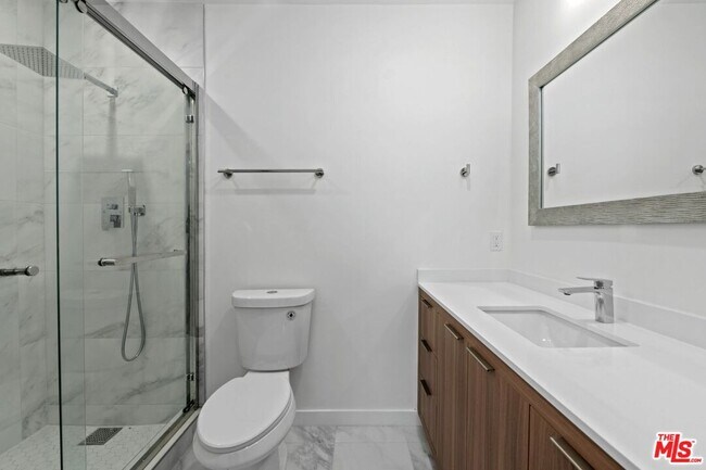 Building Photo - 2449 Beachwood Dr