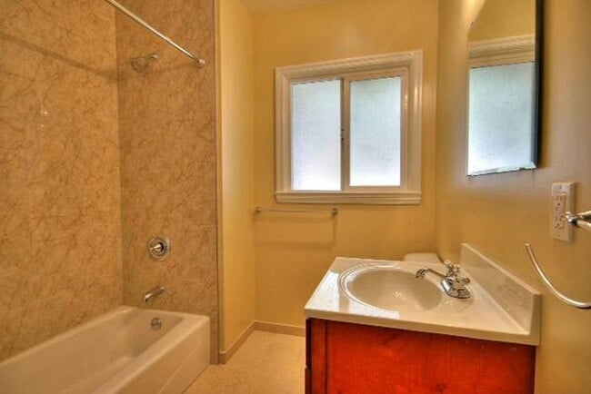 Building Photo - Spacious 1 bedroom in San Mateo