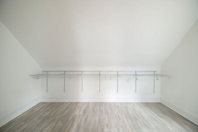 Building Photo - Updated Tremont 1 Bedroom