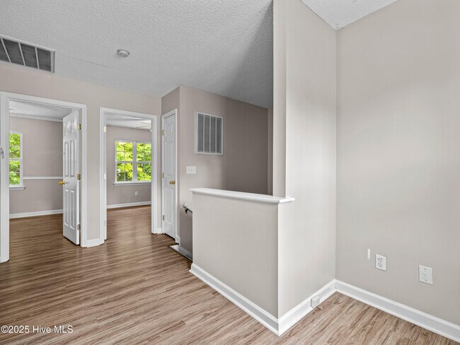 Building Photo - 882 Pine Valley Rd