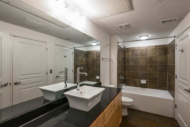 Building Photo - Awesome 1BE/1BA unit at Bristol West End!