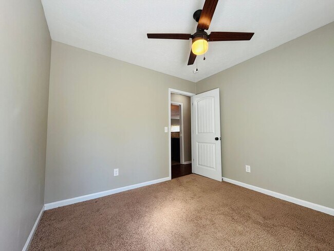 Building Photo - Middle Creek