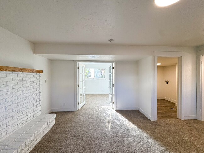 Building Photo - 1340 E Navajo Dr