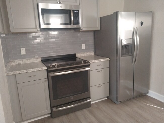 Building Photo - 905 E Osborne Ave