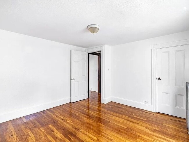 Building Photo - 61-61 Glenwood Rd