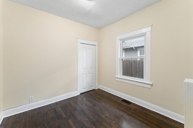 Building Photo - Charming 2-Bedroom Home!