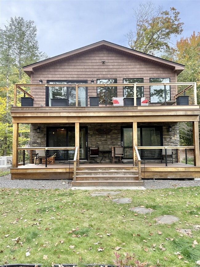 Building Photo - 304 NW River Rd