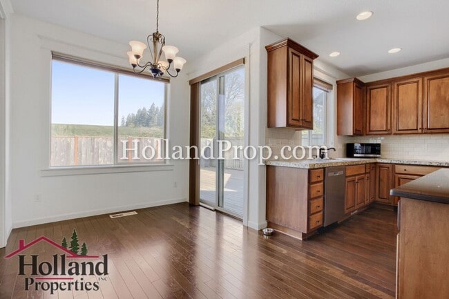 Building Photo - Spacious 4-Bedroom Portland Home with Fenced Yard, Fireplace & Modern Finishes!