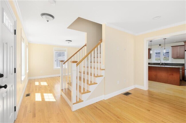 Building Photo - 20 Vanderbilt Ln