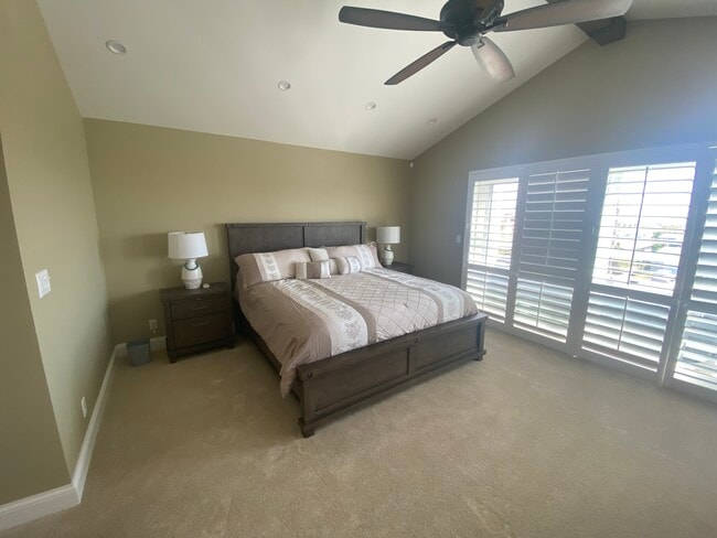 Building Photo - 730 N Paulina Ave