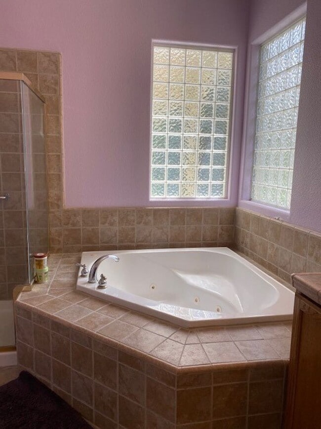 Building Photo - Huge 4 Bed 2 Bath + Den Golf Course Hom...