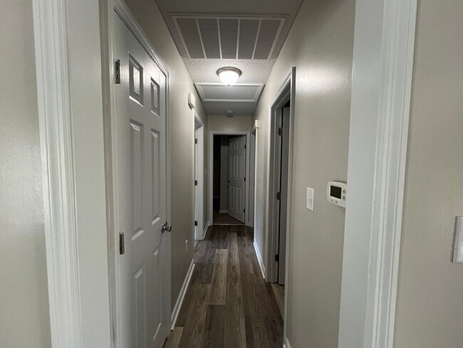 Building Photo - Charming three bedroom two bath home that is located close to MCAS New River and Stone Bay. Just ...