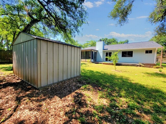 Building Photo - 3 Bed, 2 Bath Single-Level Gem with Firepl...