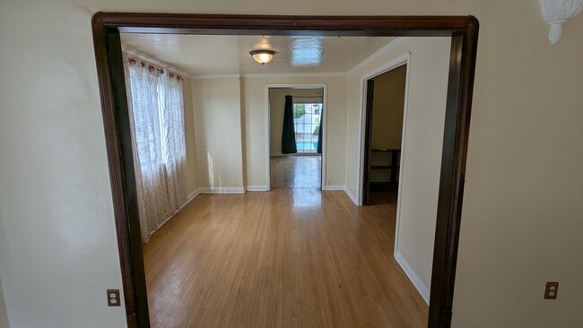 Building Photo - Beautiful 2 Bed 1.5 Bath Single Family Hom...