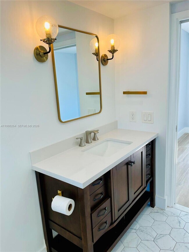 Building Photo - 900 NE 18th Ave