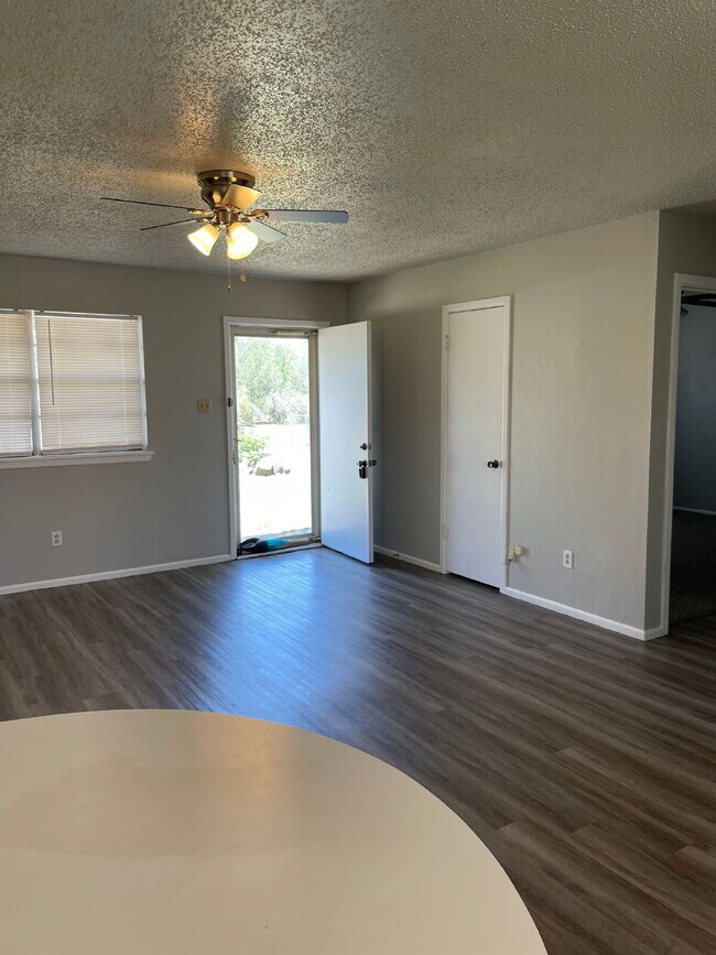 Building Photo - "Charming 3-Bed Oasis in Lubbock - Spaciou...