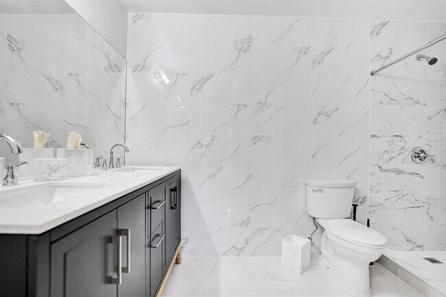 Building Photo - 270 Captains Walk