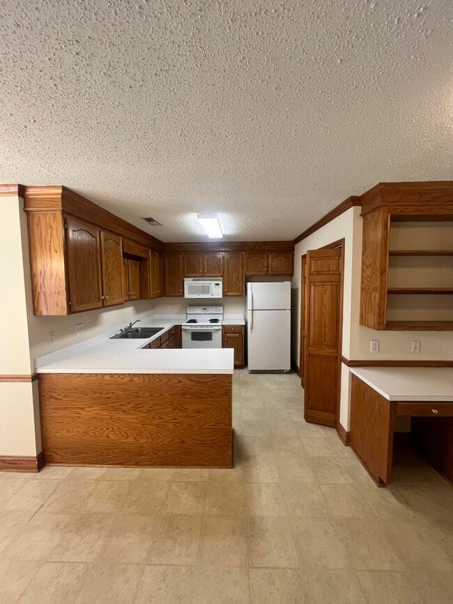 Building Photo - 3473 Beacon Dr