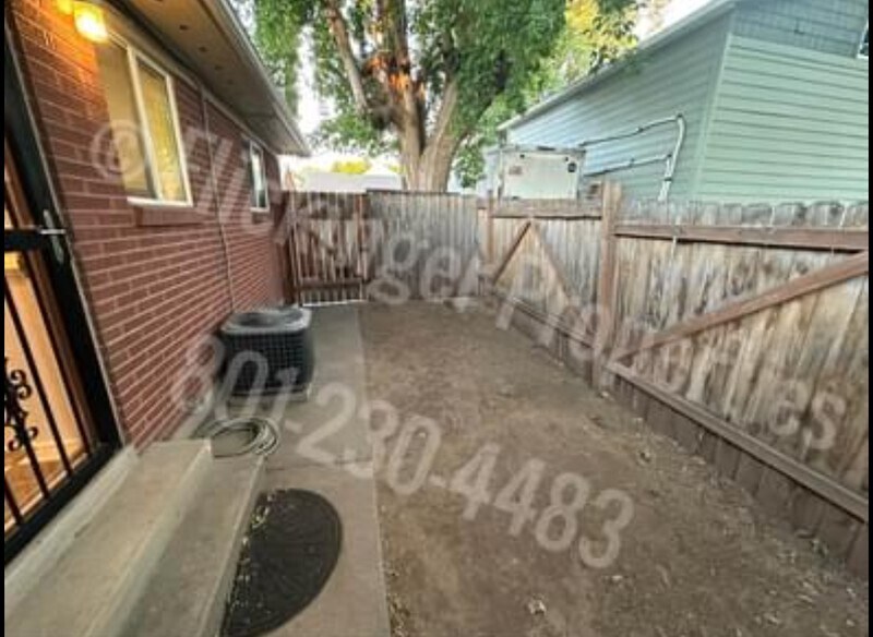 Building Photo - 858 Yale Ave S