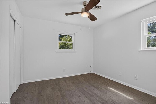 Building Photo - 3044 Camelot Blvd