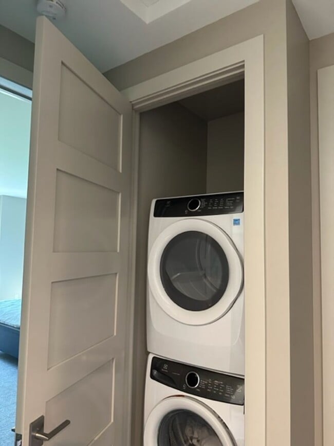 Building Photo - Fully Furnished Condo for Rent in Black Bull!