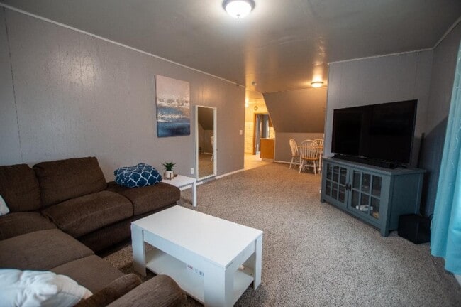 Building Photo - 1316 W Dean Ave