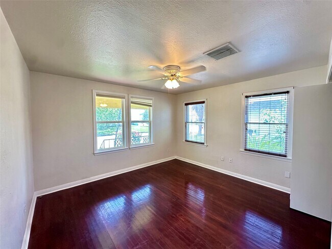 Building Photo - 5222 Avenue O