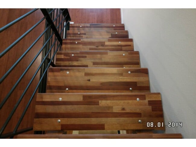 Building Photo - Modern Townhome Style Tri-level 2-BR, 2.5B...