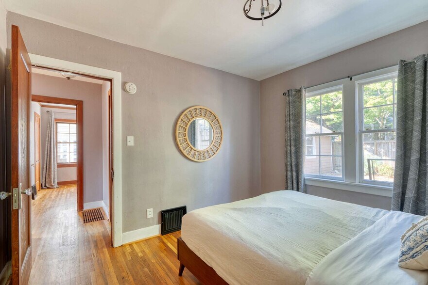 Building Photo - 3565 NE Broadway