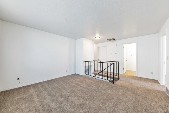 Building Photo - 2 Story Pet Friendly Duplex - 3 Bed - 2.5 Bath - Available on June 3rd!