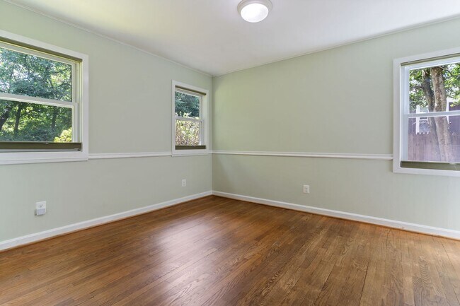 Building Photo - 2206 N Taft St