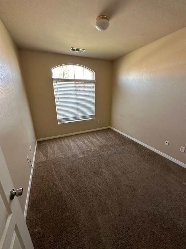 Building Photo - Spacious and inviting 4-bedroom, 2-bathroom home in a desirable Bakersfield neighborhood!