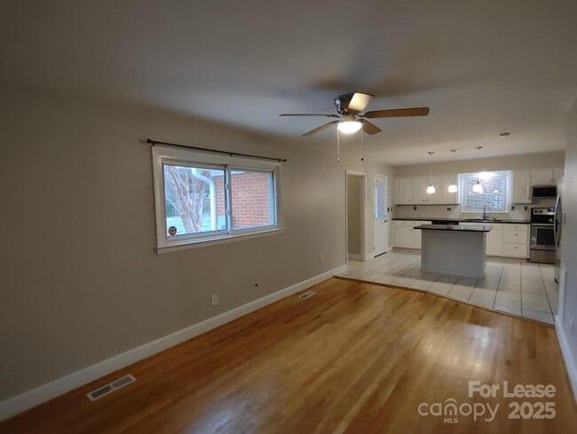 Building Photo - 5027 Dogwood Pl