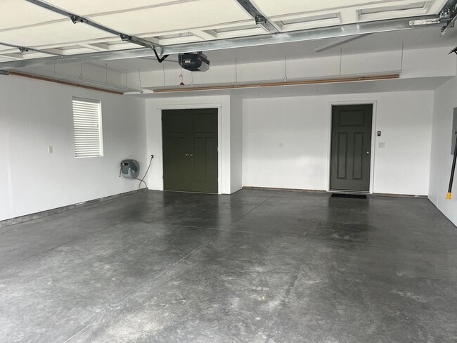 Building Photo - 3 bed 2.5 Bath Condo with 2 car garage