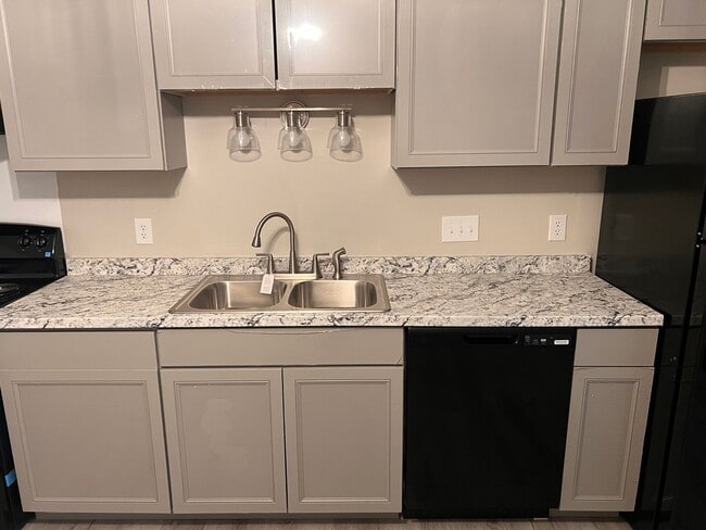 Building Photo - 2 bedroom duplex for rent - Available Now