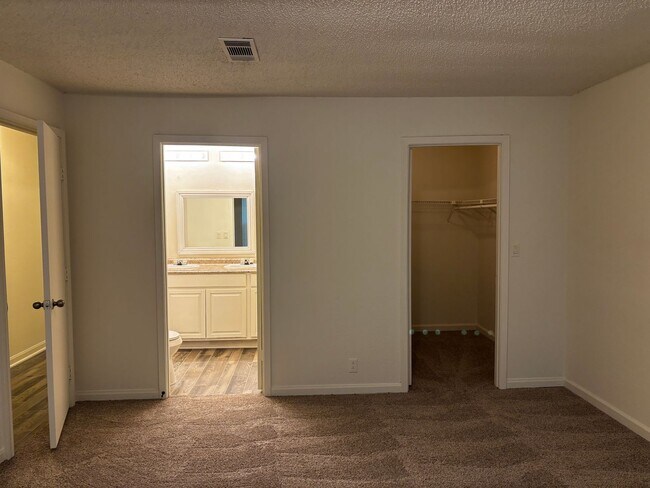 Building Photo - 3 Bedroom 2 Bath