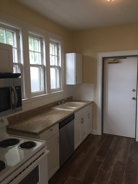 Building Photo - 1024-1028 Street