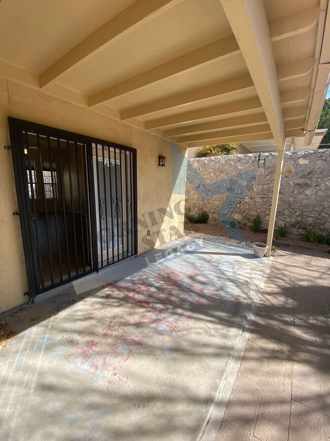 Building Photo - 2 bed, 2 bath w/new flooring throughout!