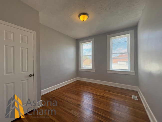 Building Photo - 3-Bedroom Home with Fireplace, Fenced Yard...