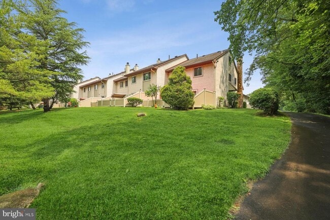 Building Photo - 153 Thoreau Dr