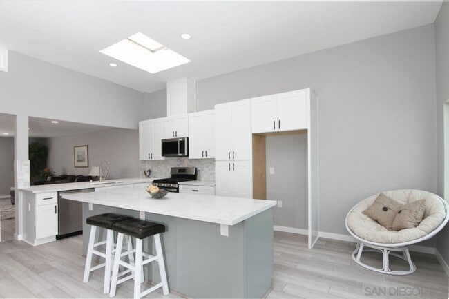 Building Photo - 8580 Flanders Dr