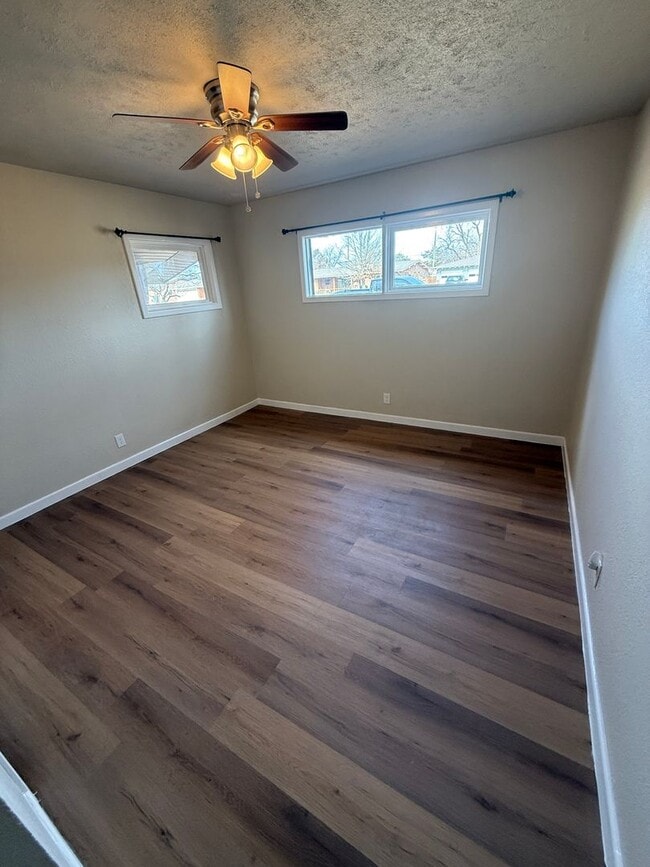 Building Photo - Available now! 4 bedroom 2 bath