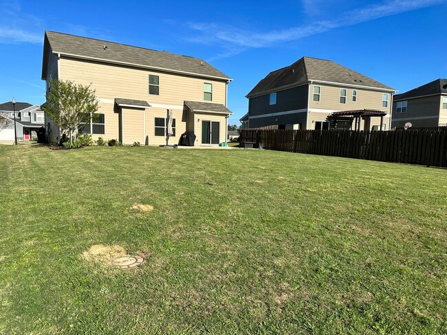Building Photo - 4 bedroom 2.5 bath