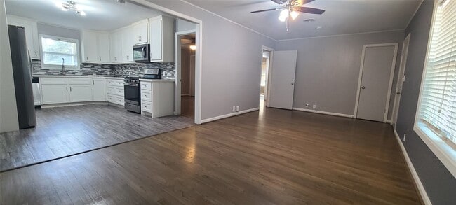 Building Photo - 1418 N Roberson St