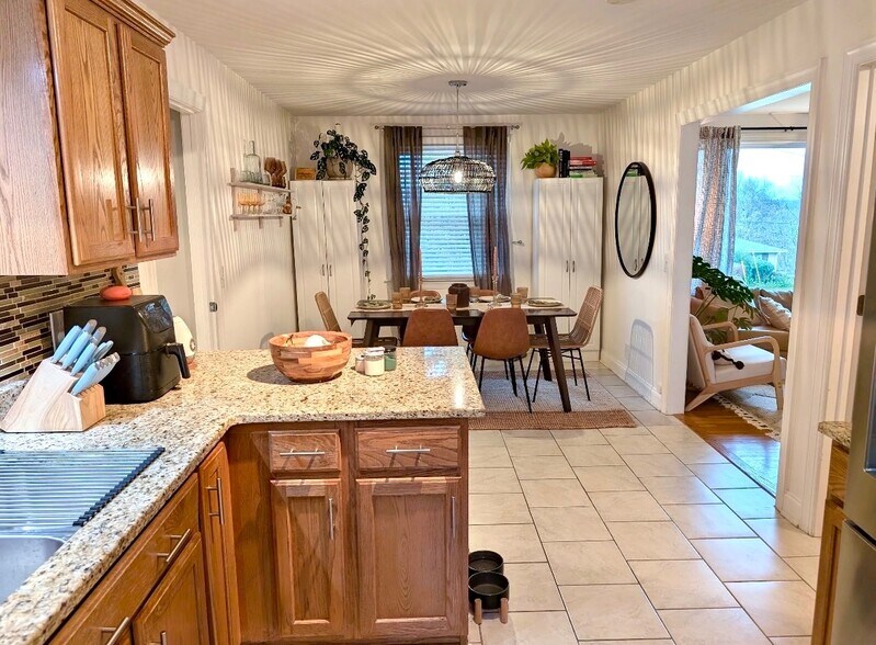 Building Photo - 2000 Upland Dr