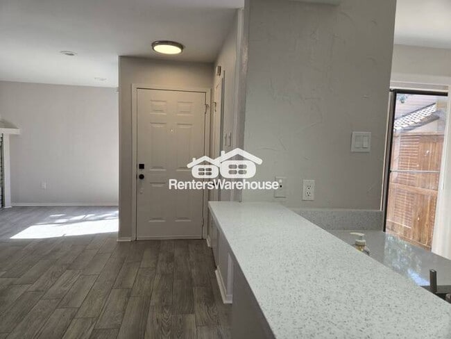 Building Photo - FOR RENT - MOVE IN READY - 2  BEDS 1.5 BAT...
