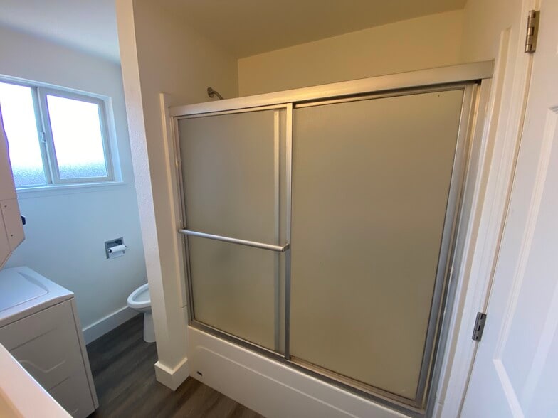 Shower bath combo - 615 NW Fenton St