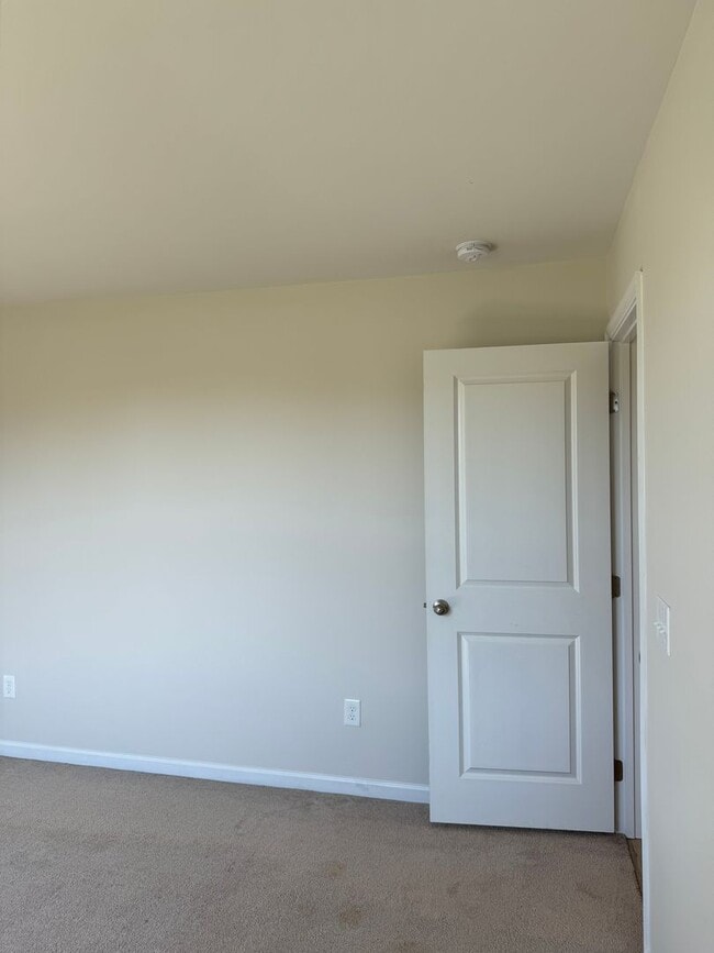 Building Photo - Price & Location!