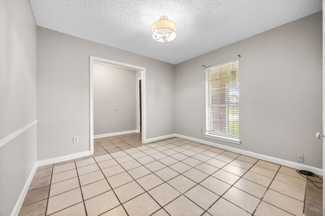 Building Photo - 2211 Turtle Creek Dr