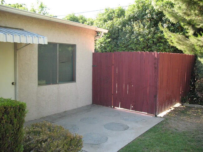 Separate Private zone for clothes line (to save energy)y - 3121 W Wyoming Ave